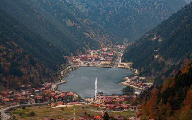 Sonbaharda sis altındaki Uzungöl ve çevresindeki ahşap evler