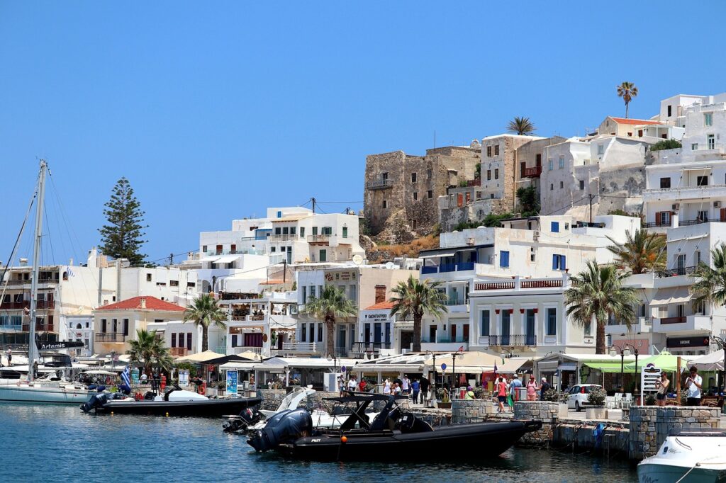 Adaya yanaşan bir feribot