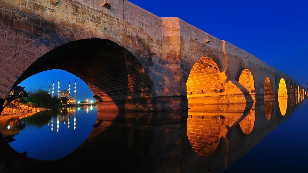 Adana Seyhan Nehri üzerindeki tarihi Taş Köprü ve çevresindeki karavan rotası manzarası