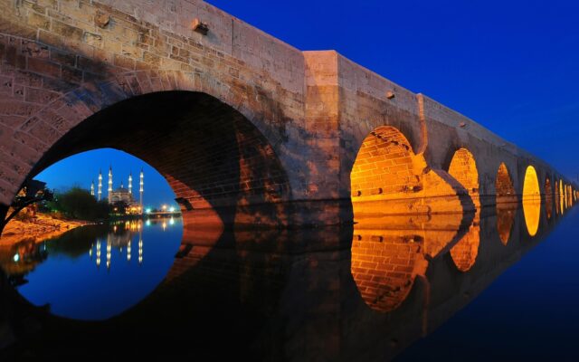 Adana Seyhan Nehri üzerindeki tarihi Taş Köprü ve çevresindeki karavan rotası manzarası