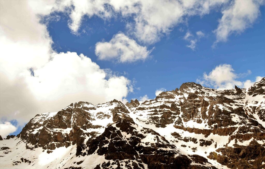 Fas Atlas Dağları'nda kar kaplı Toubkal yamaçları