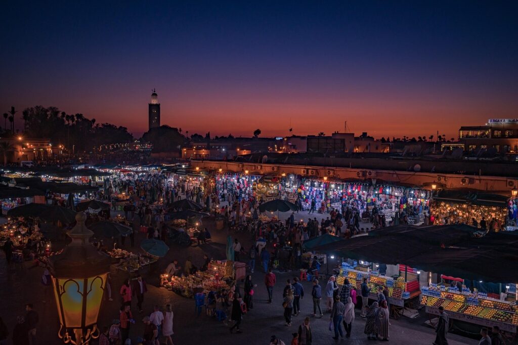 Fes El Bali medinesinin dar ve renkli sokakları