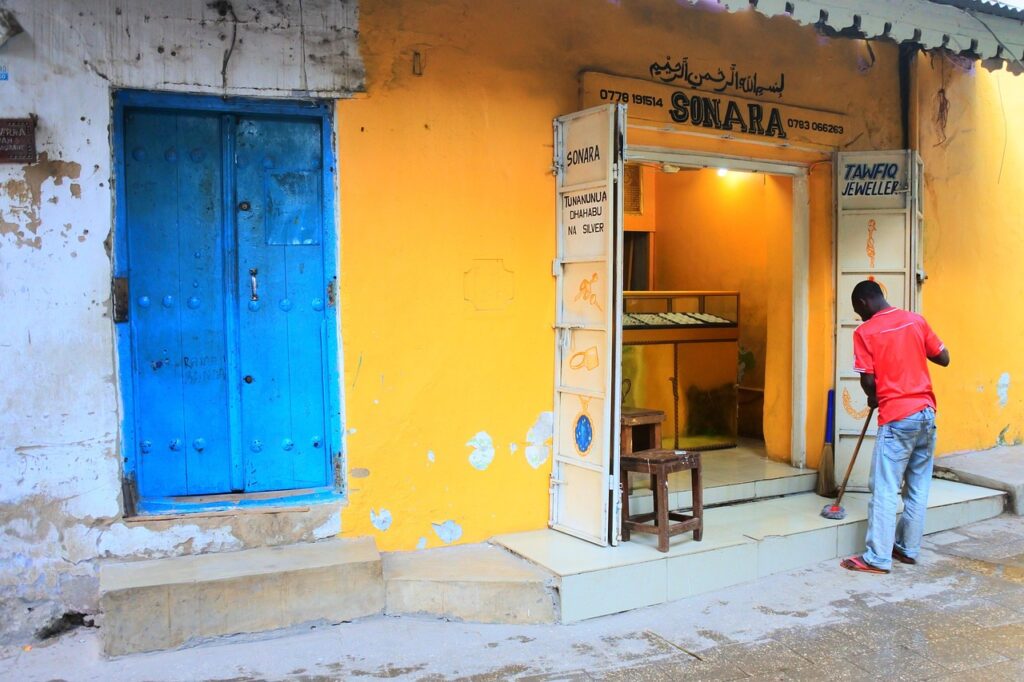 Zanzibar Stone Town'da geleneksel ahşap kapılar