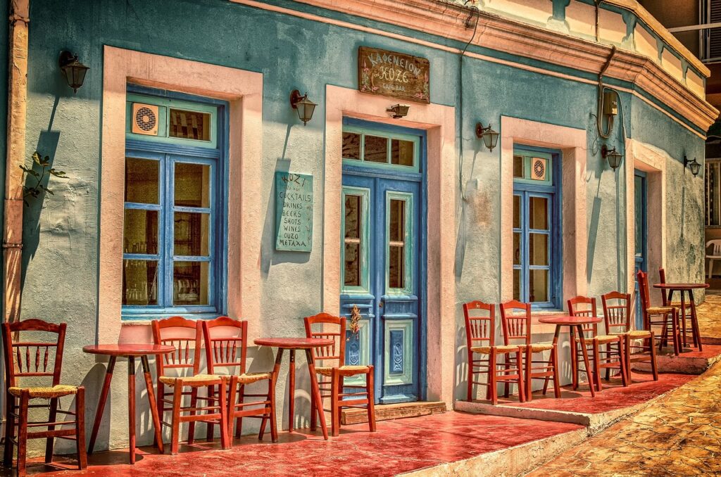 Gorée Adası'nda renkli sömürge dönemi evleri ve taş sokak