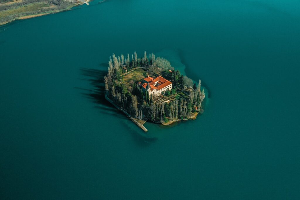 Tana Gölü adalarındaki manastır ve göl manzarası