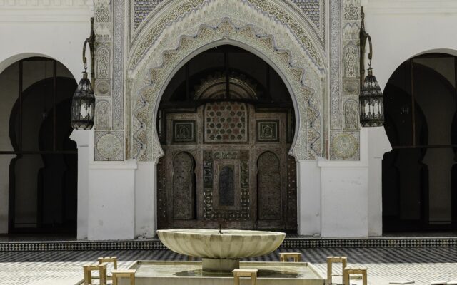 Fas'ın mavi boyalı Chefchaouen sokaklarında yürüyen gezginler ve tarihi kent dokusu