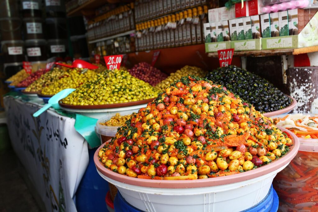 Marakeş medinasında renkli baharat tezgâhları