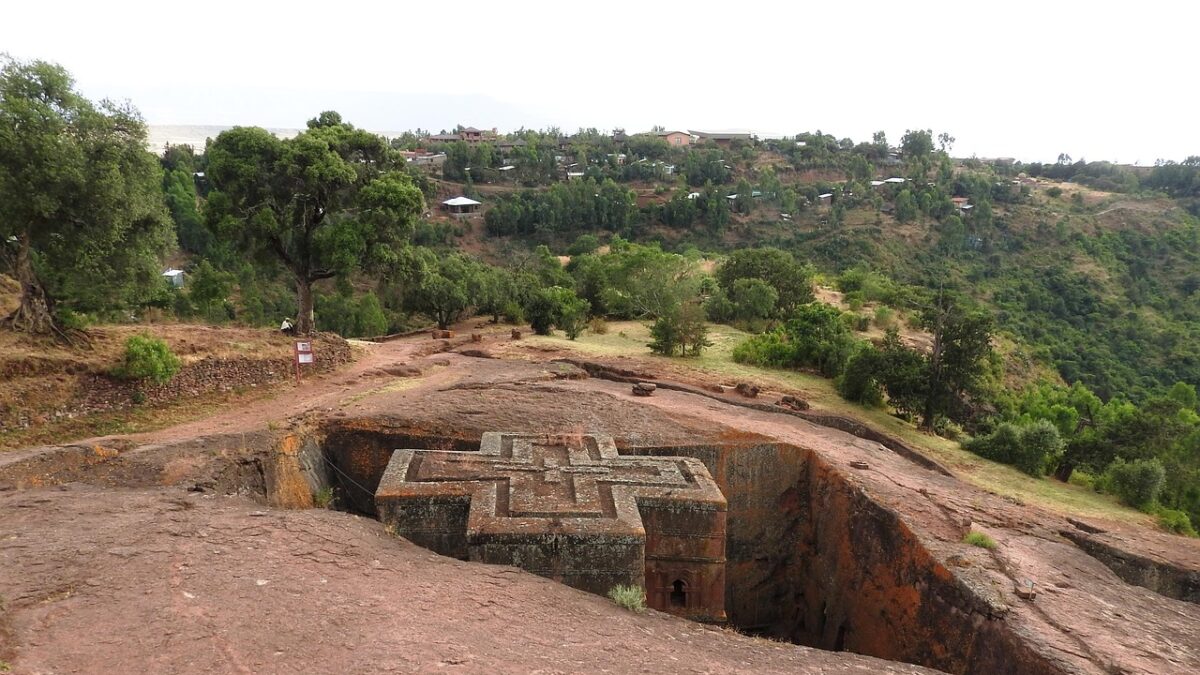 Etiyopya Lalibela'da kayaya oyulmuş kiliseler ve çevresindeki taş avlular