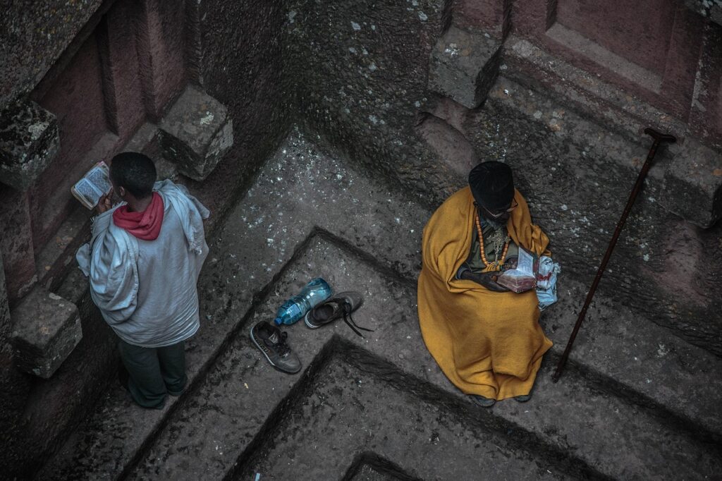 Lalibela'da kayaya oyulmuş bir kilisenin iç mekânı