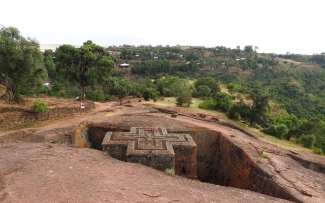 Etiyopya Lalibela'da kayaya oyulmuş kiliseler ve çevresindeki taş avlular