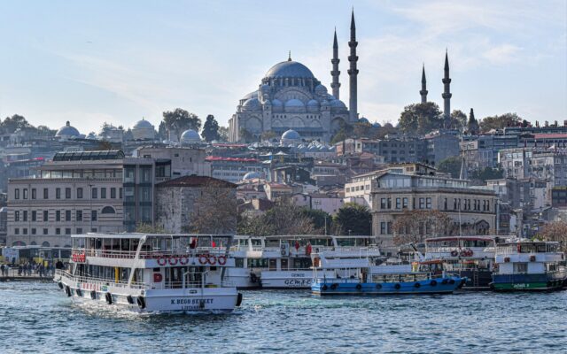 İstanbul'un kuzeyinde Karadeniz kıyısında bir sahil kasabası ve tekneler