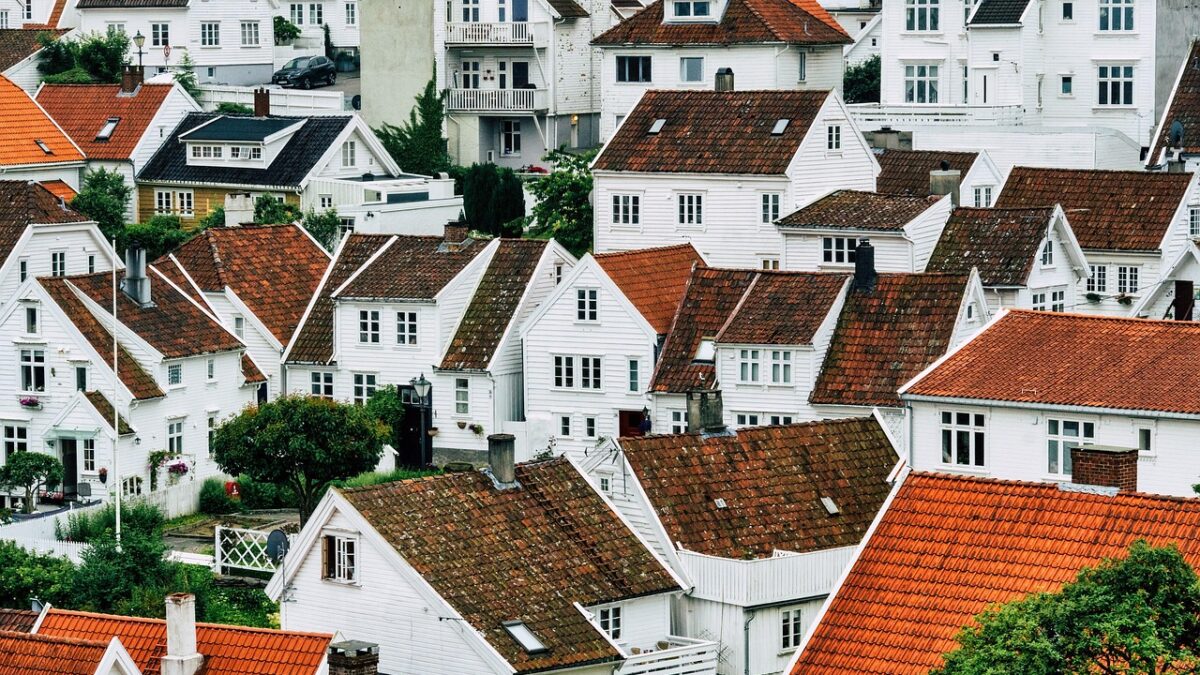 Türkiye'de ahşap ve kerpiç evlerin bulunduğu geleneksel bir köy sokağı