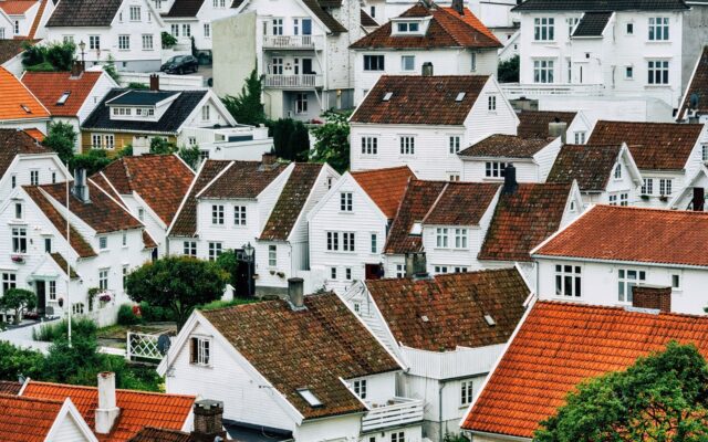 Türkiye'de ahşap ve kerpiç evlerin bulunduğu geleneksel bir köy sokağı