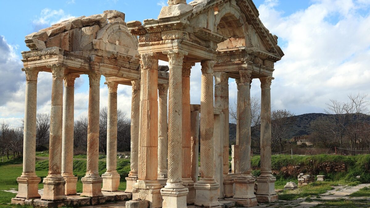 Kütahya Çavdarhisar'daki Aizanoi antik kentinde Zeus Tapınağı'nın sütunları ve kalıntıları
