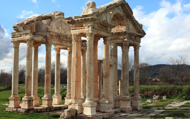 Kütahya Çavdarhisar'daki Aizanoi antik kentinde Zeus Tapınağı'nın sütunları ve kalıntıları