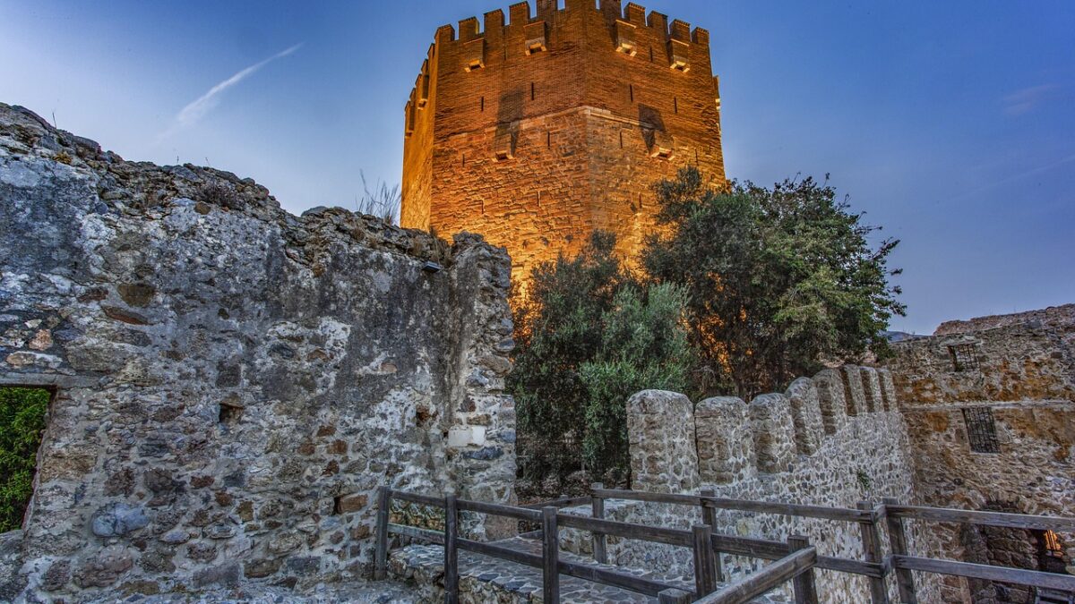 Alanya kalesi ve Kızıl Kule'nin deniz kenarından görünümü
