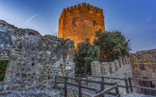 Alanya kalesi ve Kızıl Kule'nin deniz kenarından görünümü