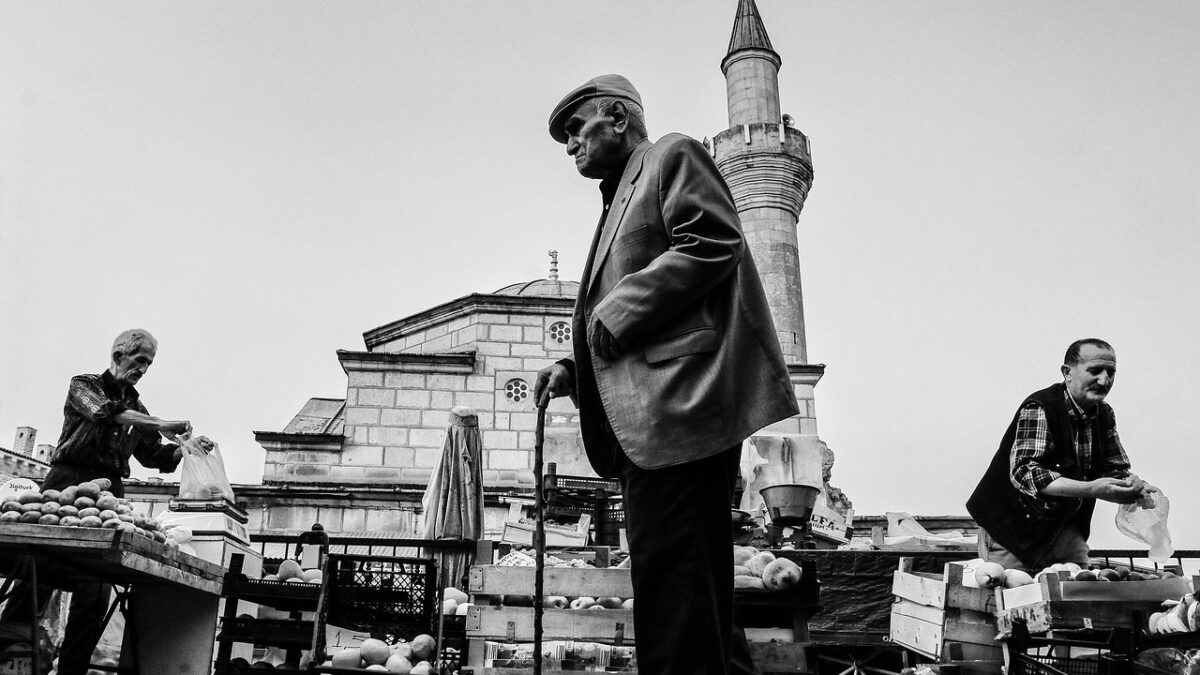 Amasya'da Yeşilırmak kıyısındaki kayalıklara oyulmuş kaya mezarları