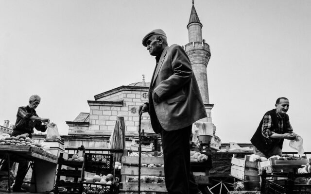 Amasya'da Yeşilırmak kıyısındaki kayalıklara oyulmuş kaya mezarları