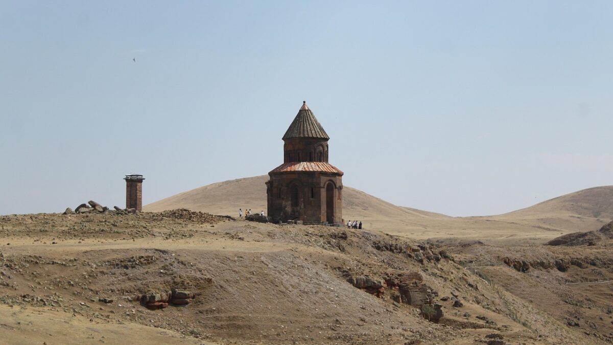 Kars'taki Ani harabelerinde taş kalıntılar ve ortaçağ kiliseleri