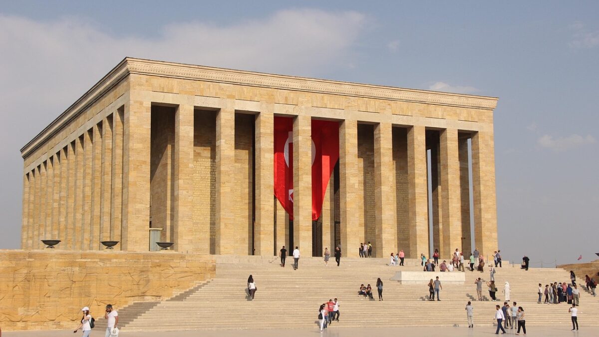 Türkiye'de bir şehir meydanında yükselen anıt ve çevresindeki yürüyüş alanı