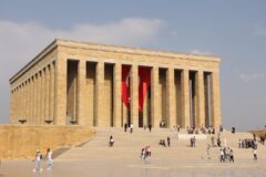 Türkiye'de bir şehir meydanında yükselen anıt ve çevresindeki yürüyüş alanı