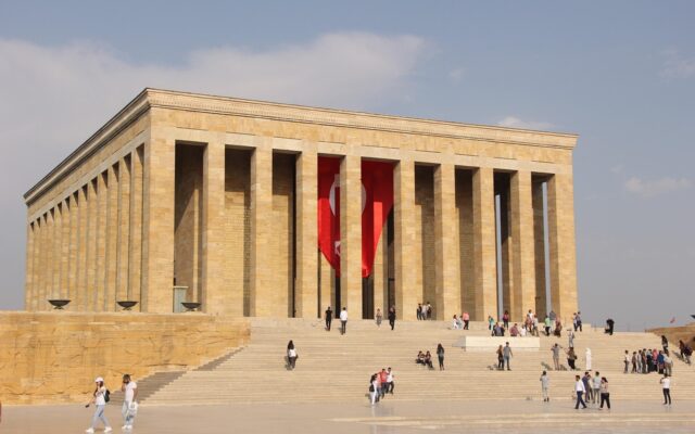 Türkiye'de bir şehir meydanında yükselen anıt ve çevresindeki yürüyüş alanı