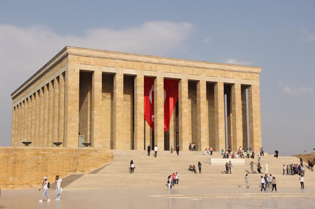 Anıtkabir'in geniş meydanı ve ziyaretçiler