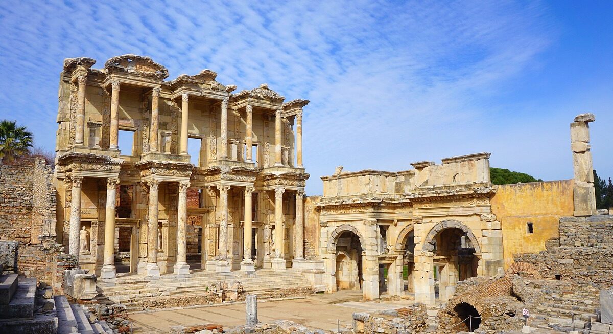 Efes antik kentinde Celsus Kütüphanesi cephesi ve çevresindeki sütun kalıntıları