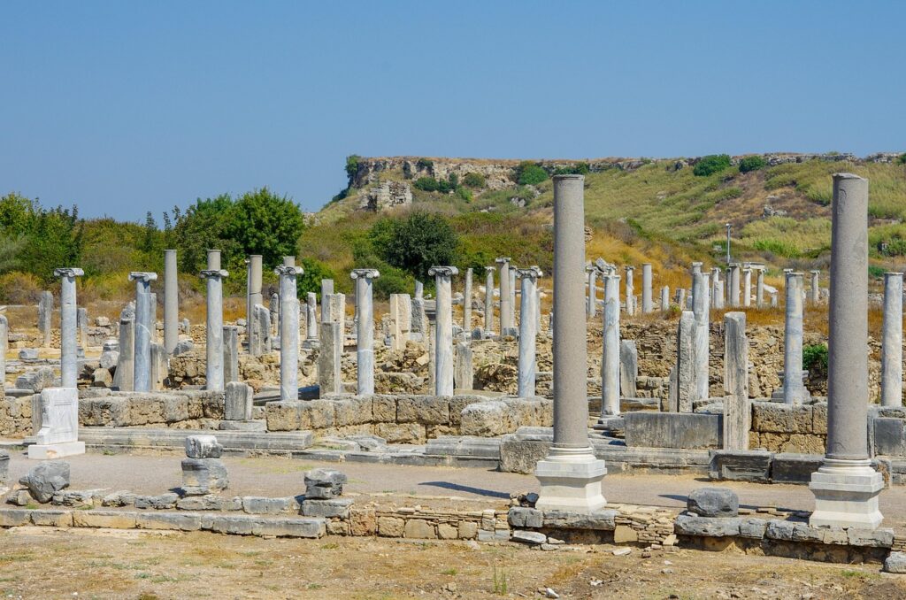 Perge antik kentinde sıralı sütunlar ve kent dokusu