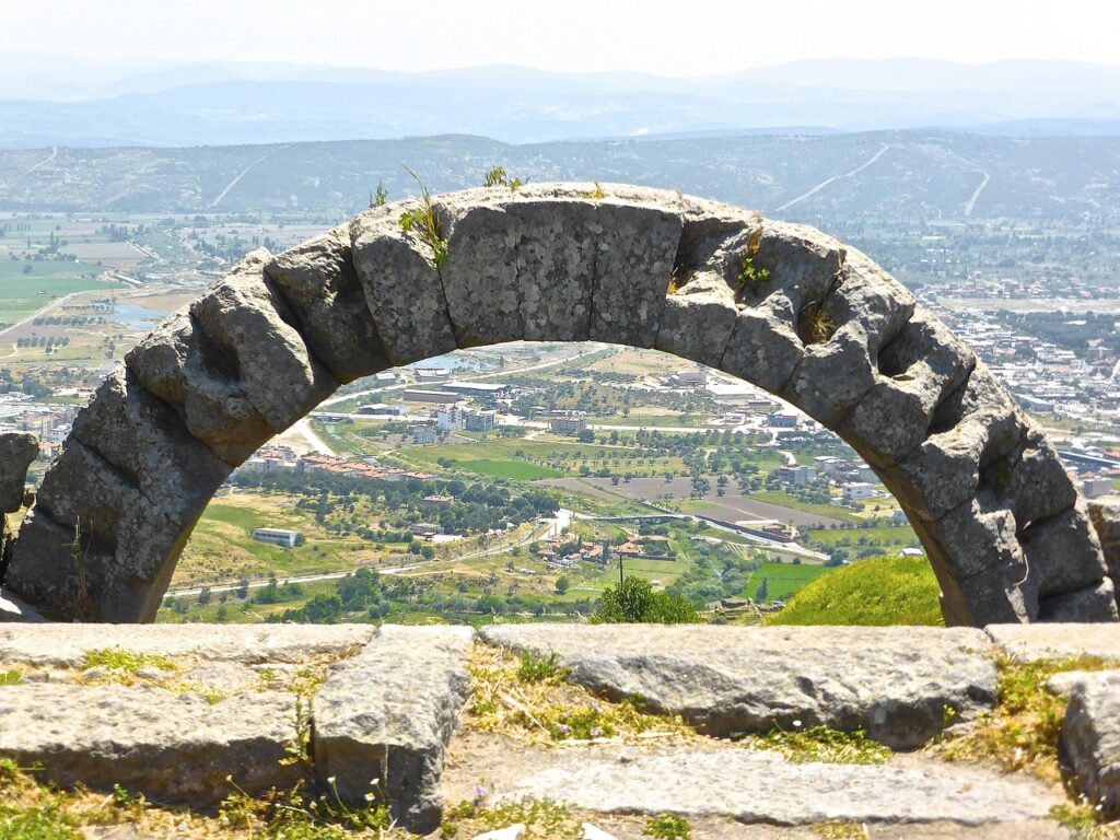 Hierapolis antik kent kalıntıları ve Pamukkale manzarası