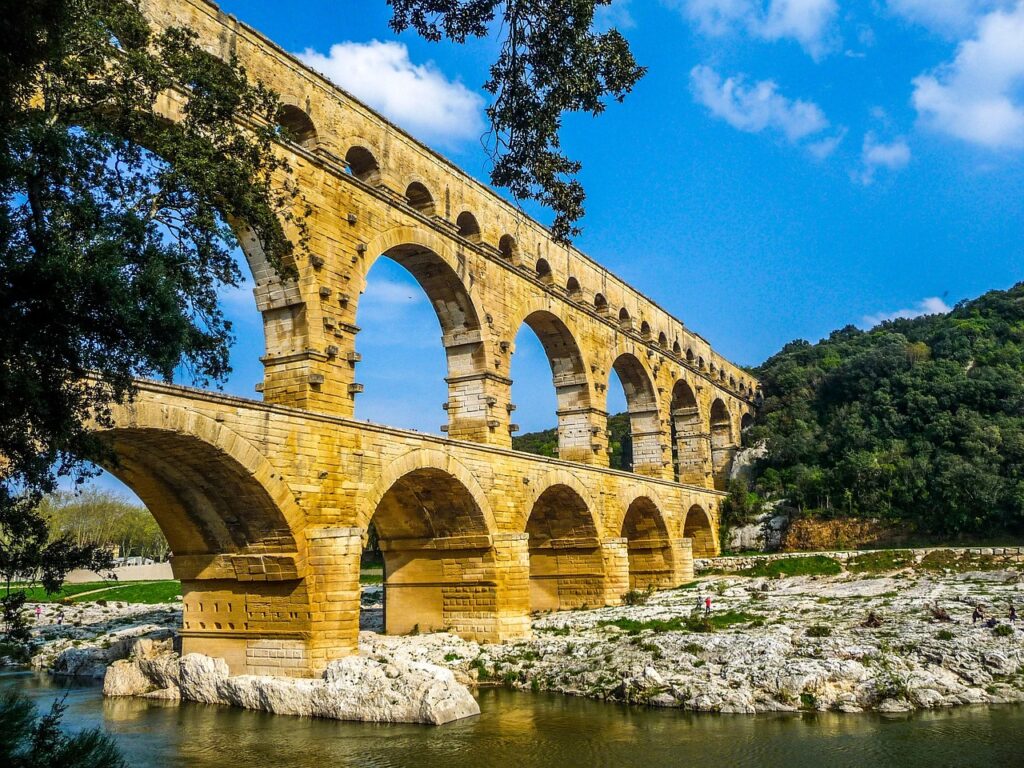 Pont du Gard'ın üç katlı kemerleri ve altından akan Gard Nehri manzarası