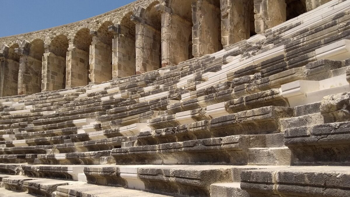 Antalya'daki Aspendos antik tiyatrosunun taş oturma sıraları ve sahne binası