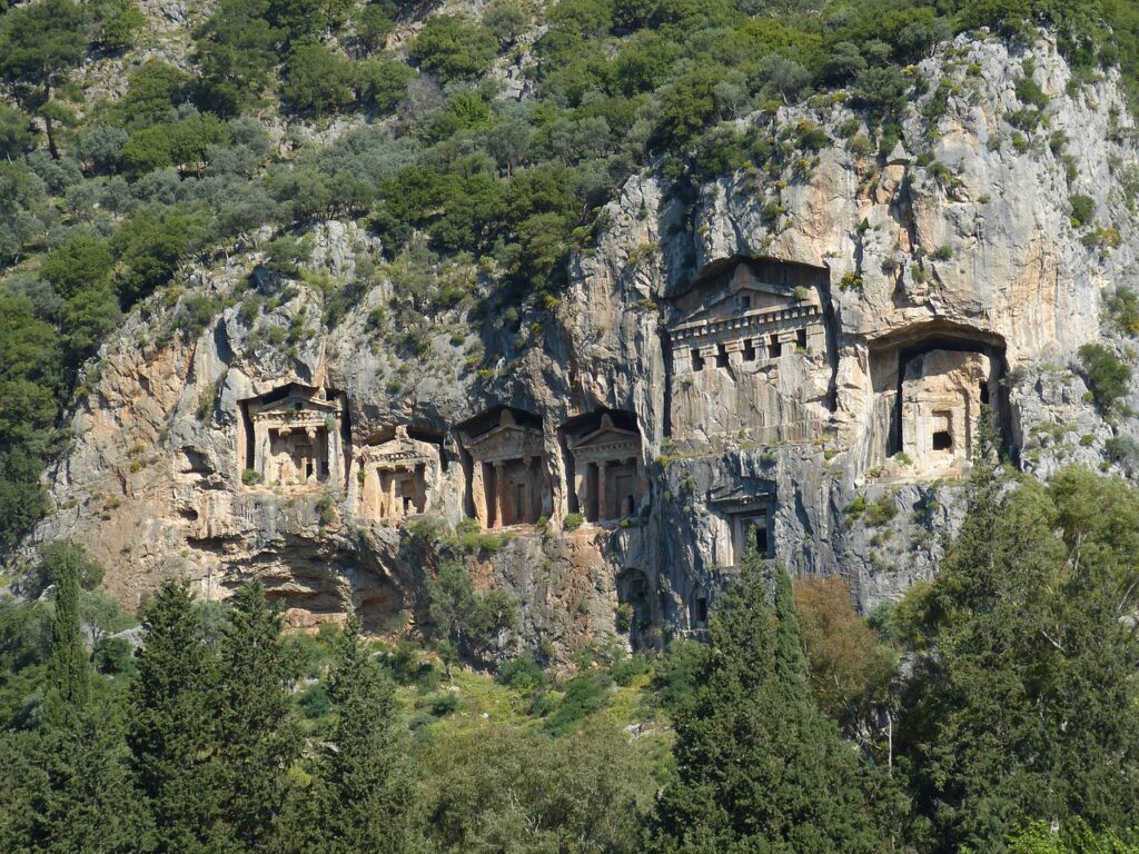 Demre'deki Myra kentinde yamaca oyulmuş Likya kaya mezarları