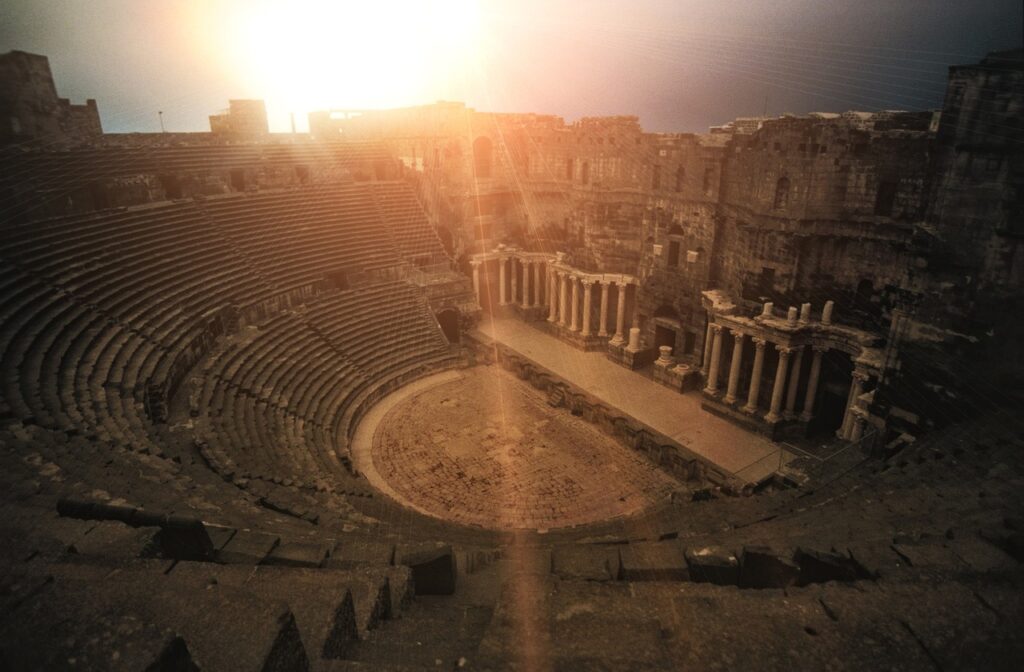 Gün batımında Roma dönemi tiyatro sahnesinin kalıntıları