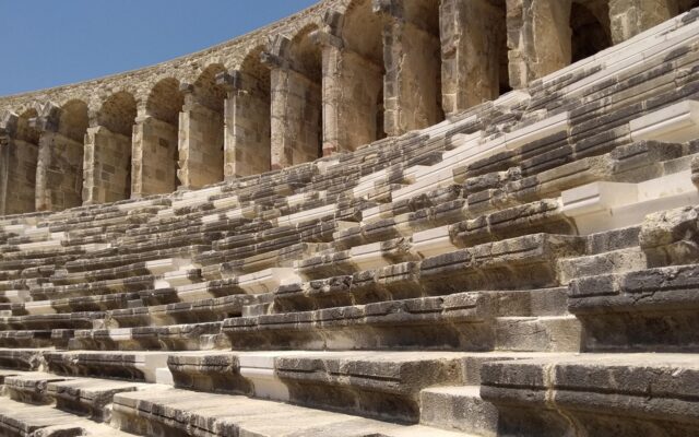 Antalya'daki Aspendos antik tiyatrosunun taş oturma sıraları ve sahne binası
