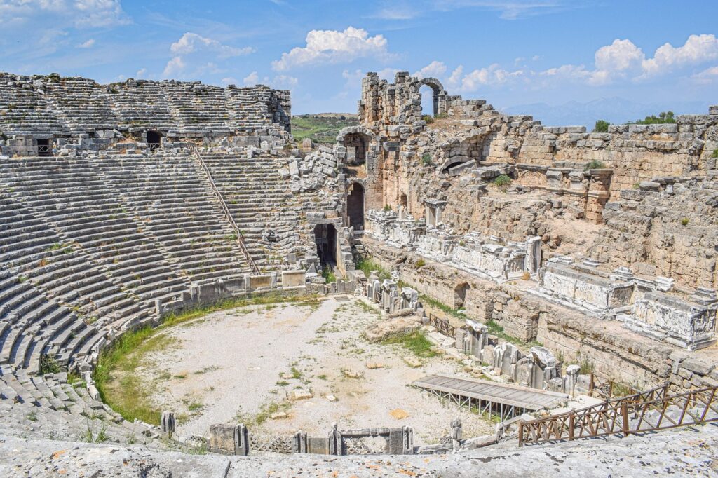 Perge antik kentinde sıralı sütunlar boyunca uzanan cadde