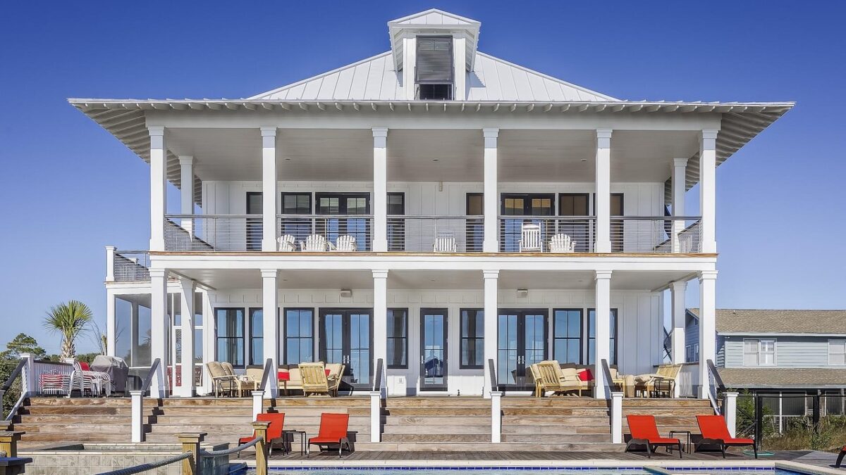 Türkiye'de havuzlu müstakil bir villa ve çevresindeki bahçe