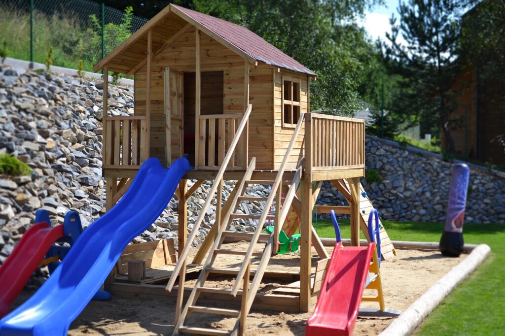 Bahçesinde vakit geçiren bir aile, villa tatilinin özel alanını gösteriyor
