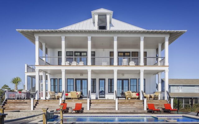 Türkiye'de havuzlu müstakil bir villa ve çevresindeki bahçe