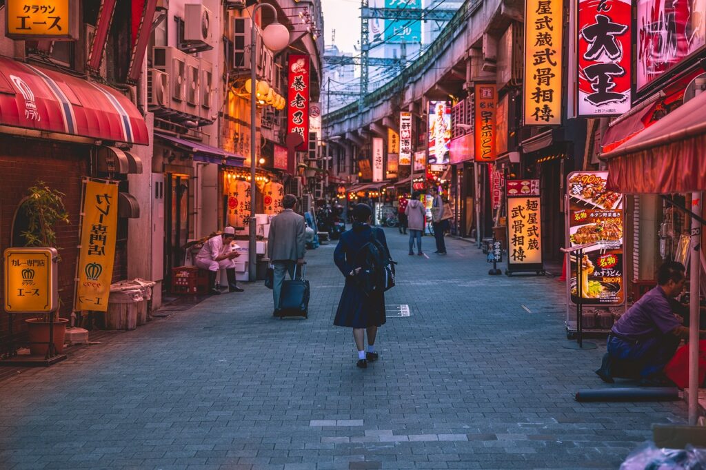 Doğu Asya'nın modern şehirlerinden Tokyo'da gece sokak manzarası