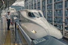 Asya'da tren yolculuğu için bekleyen yolcular ve hızlı tren peronu