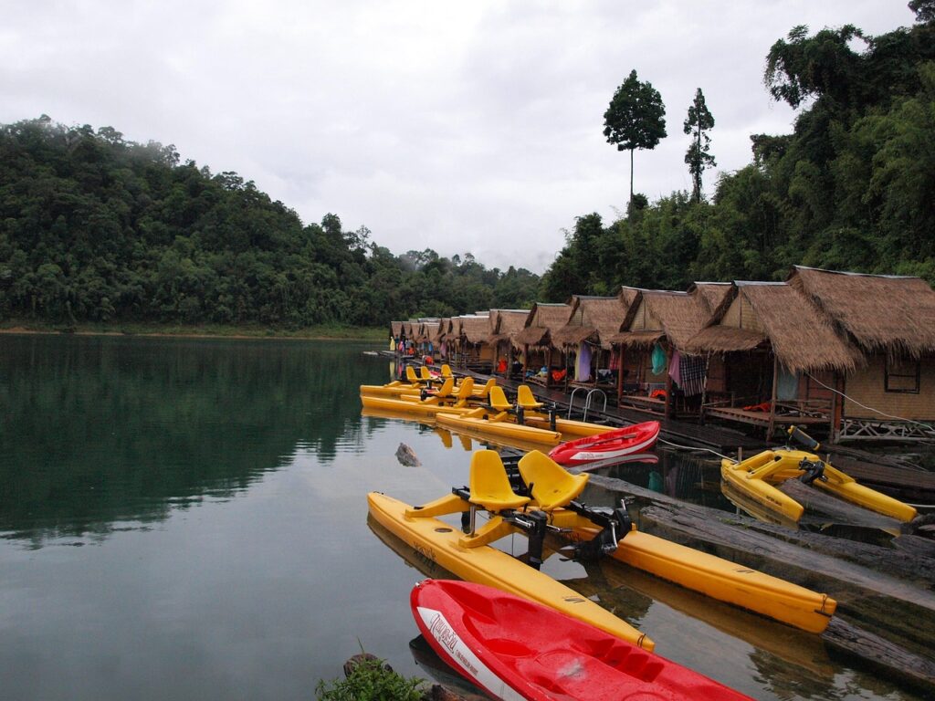 Khao Sok Ulusal Parkı'nda göl üzerinde yağmur ormanı manzarası