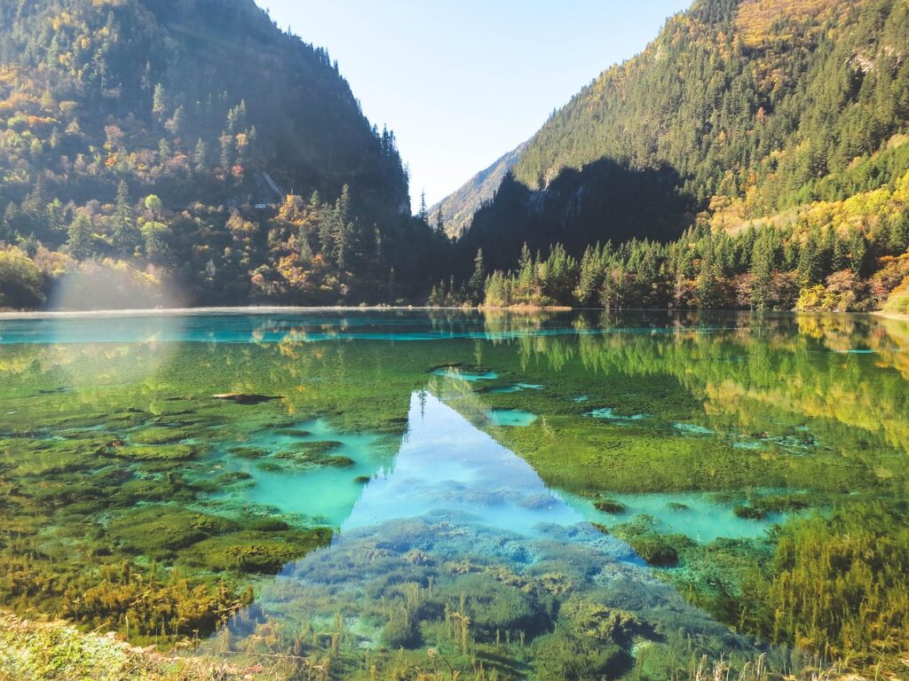 Sonbaharda Jiuzhaigou'daki renkli göller