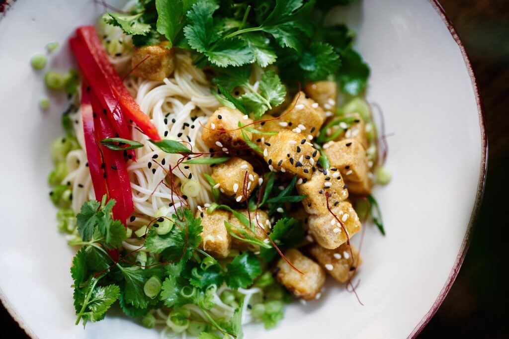 Vietnam sokağında plastik sandalyede servis edilen sıcak noodle çorbası