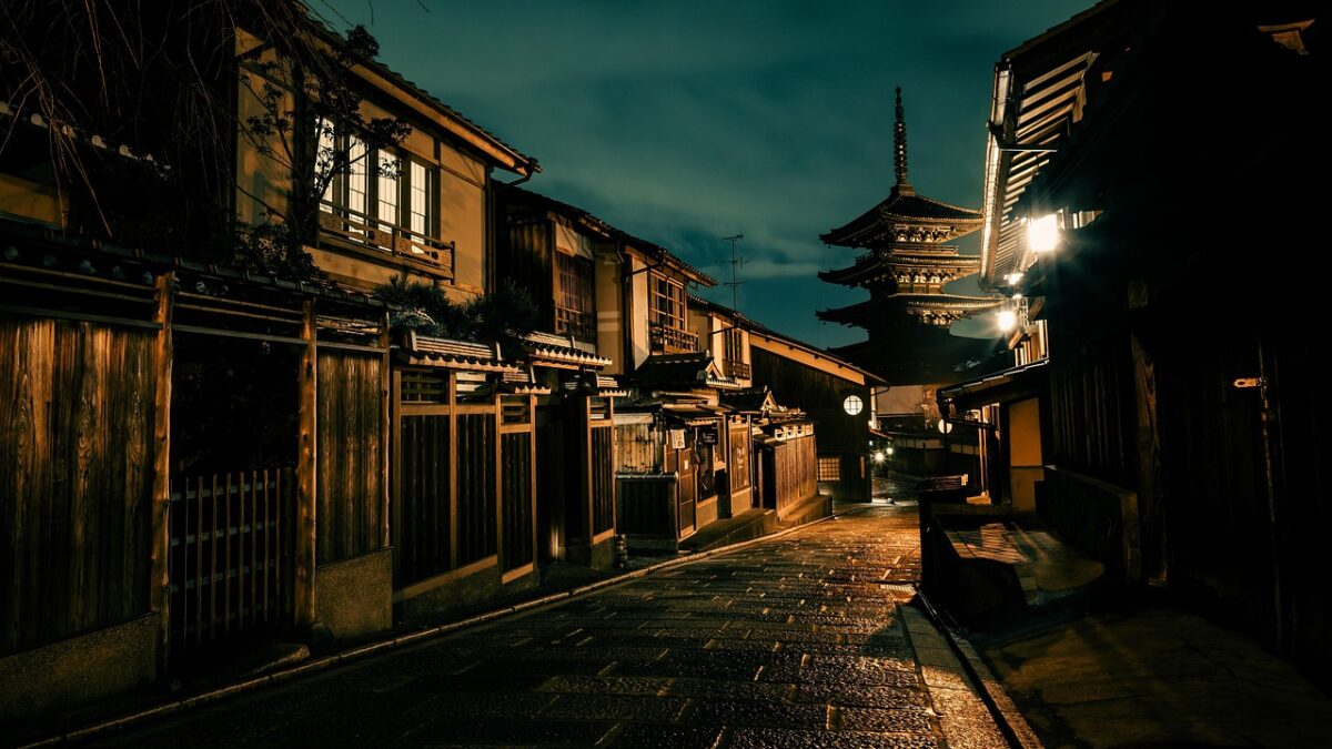 Japonya'nın Takayama kasabasında ahşap evlerin ve geleneksel sokakların olduğu tarihi kasaba manzarası