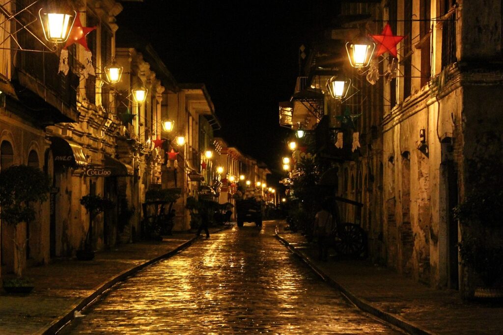 Filipinler'in Vigan kasabasında taş döşeli caddenin iki yanındaki renkli İspanyol dönemi konakları