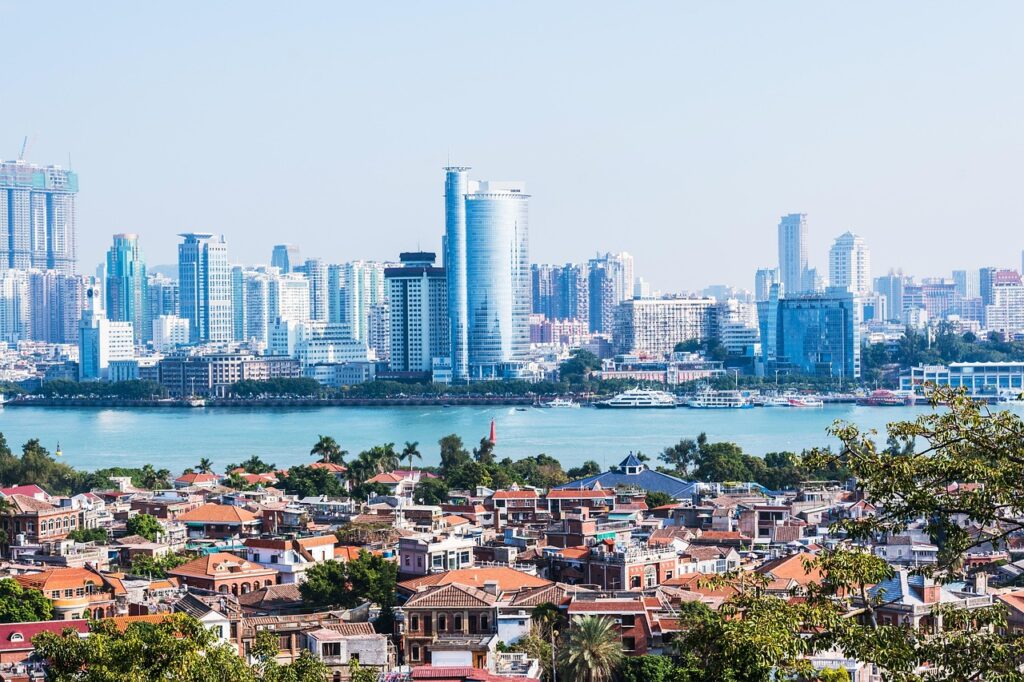 Xiamen'deki Gulangyu Adası'nda denize bakan eski villalar