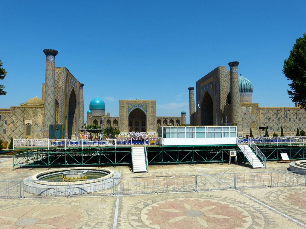 Semerkant'taki Registan Meydanı'nın medreselerinin gün ışığındaki görünümü