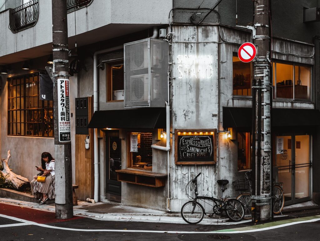 Tokyo'da akşam saatlerinde aydınlanan şehir sokağı ve neon ışıklar